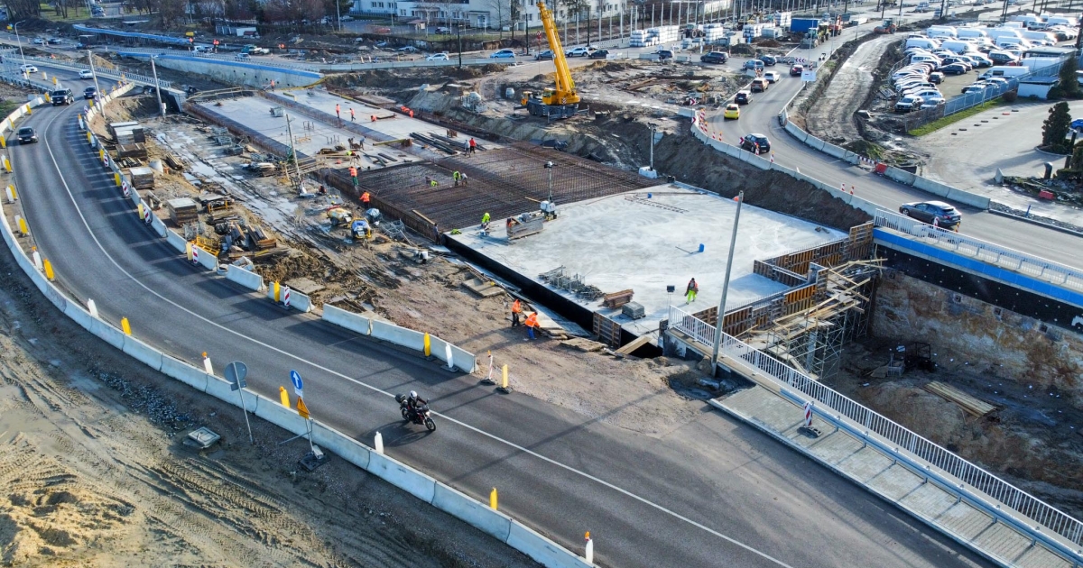 Beton leje się na Opolskiej Powstaje tunel dla samochodów ZDJĘCIA