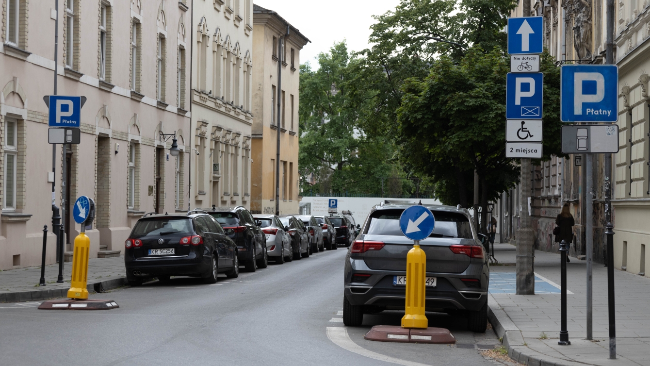 Radny pyta o tańsze parkowanie dla płacących podatki w Krakowie