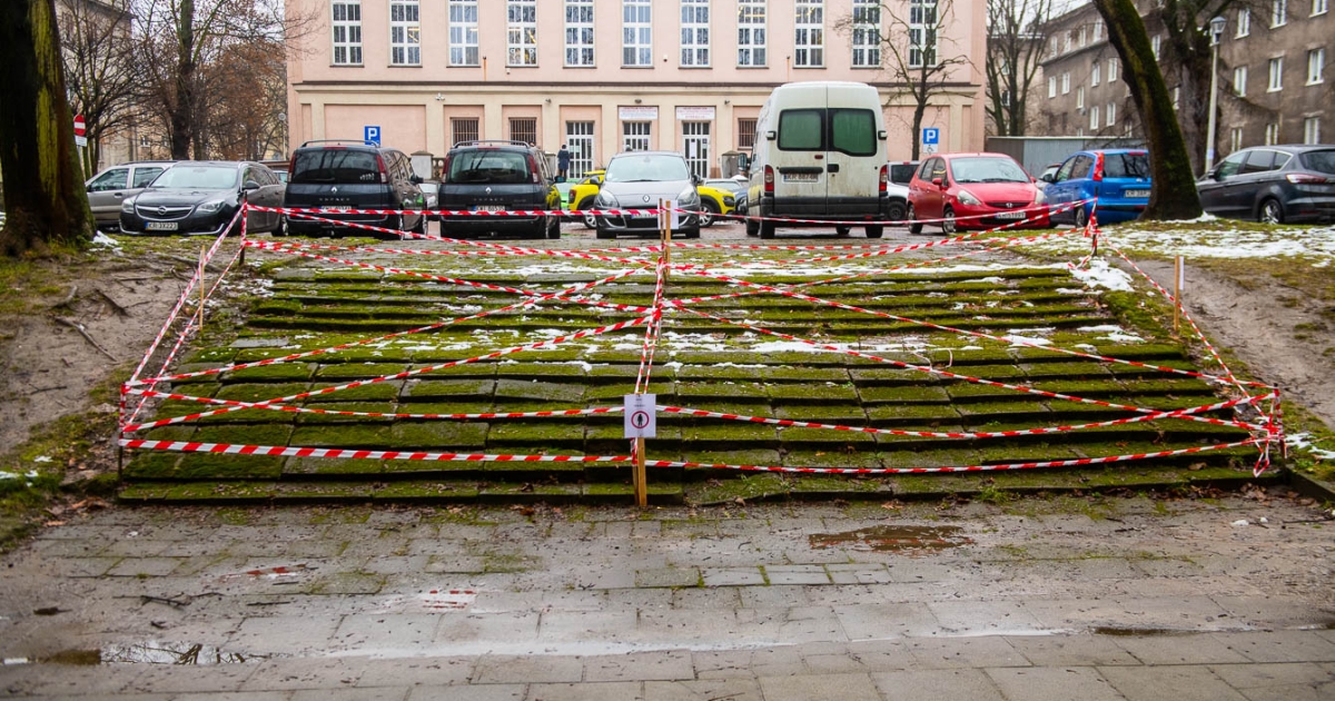 Schody porośnięte trawą Aby je wyremontować potrzeba zgody