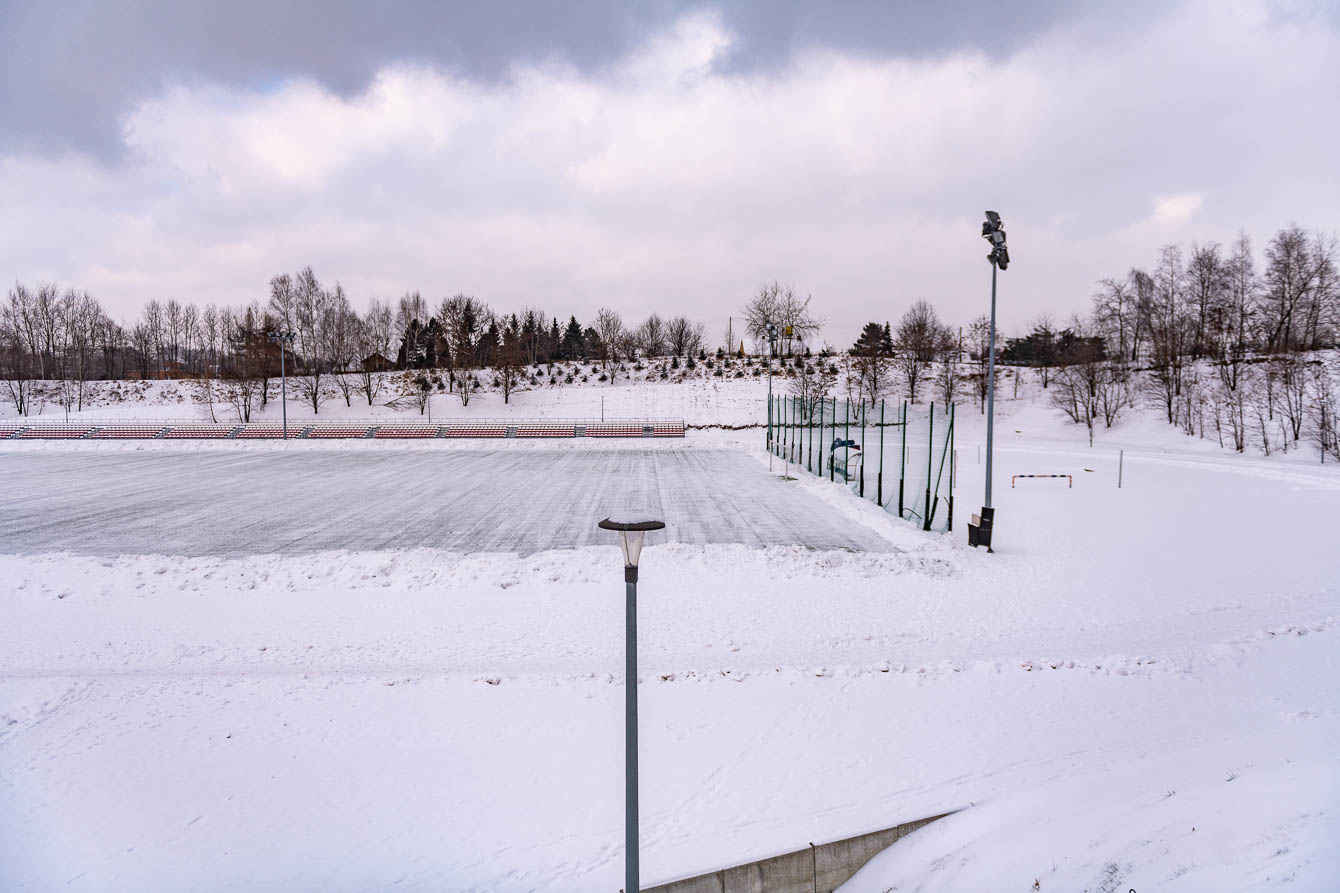 Wielicka Arena Lekkoatletyczna pod śniegiem. Fot. Krzysztof Kalinowski