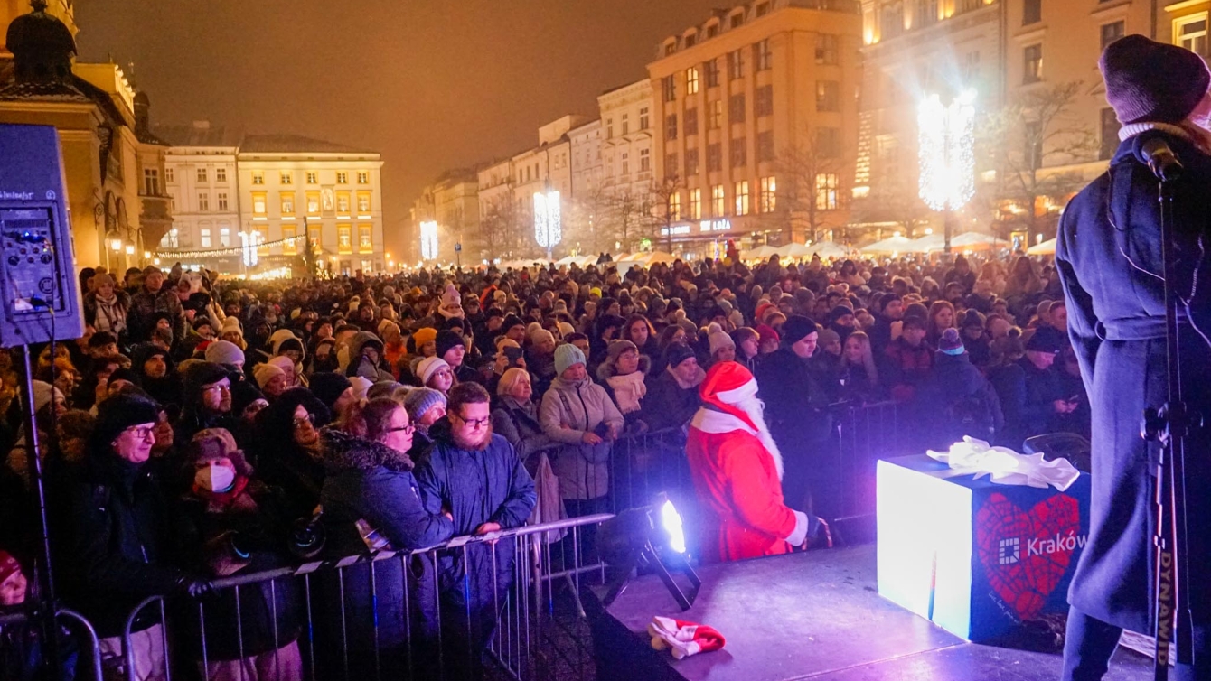 Wielka choinka rozbłysła na Rynku Głównym w Krakowie [ZDJĘCIA