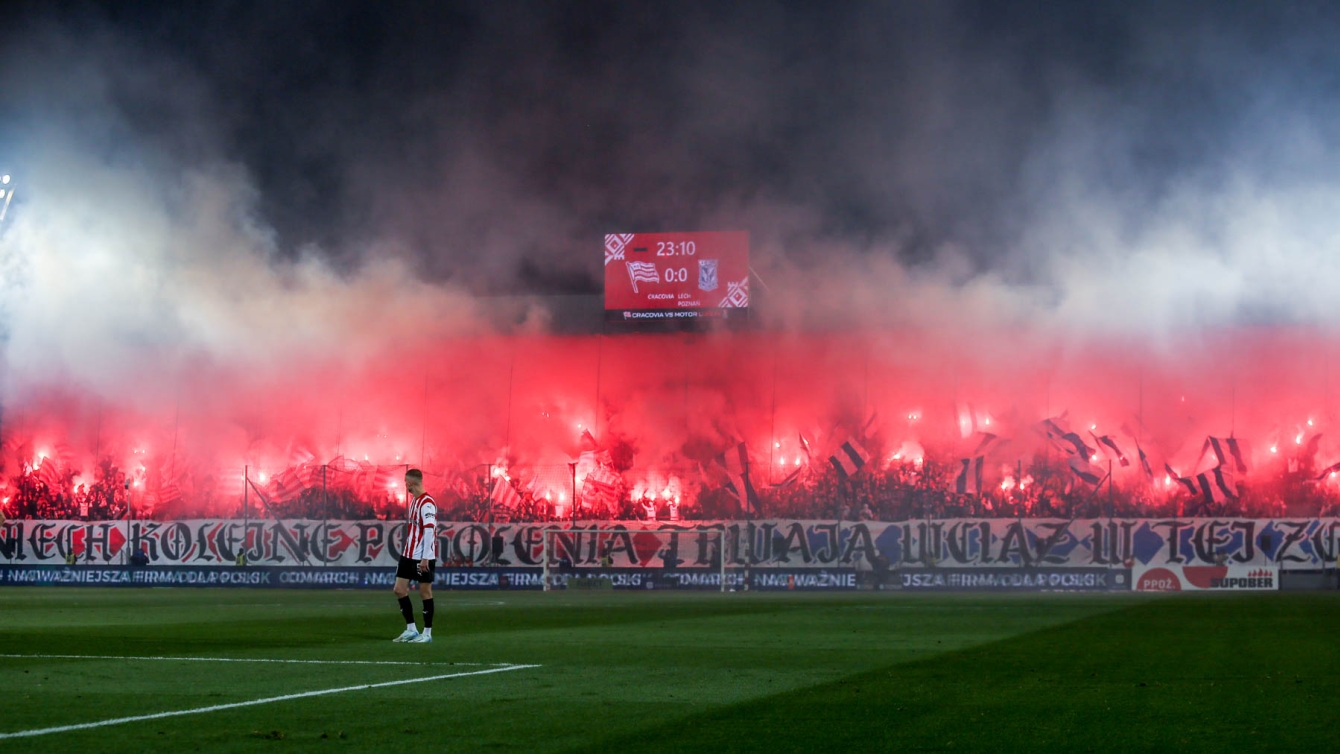 Komplet Na Trybunach I Sporo Pirotechniki Tak Kibice Dopingowali W Meczu Cracovii Z Lechem