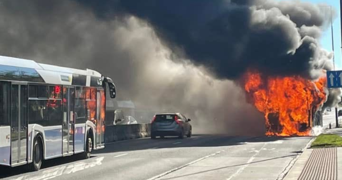 Zablokowana aleja 29 Listopada. Płonie autobus [AKTUALIZACJA]