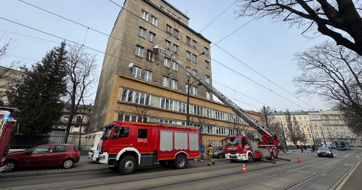 Akcja straży pożarnej w centrum Krakowa. Zablokowany ruch tramwajowy [ZDJĘCIA]