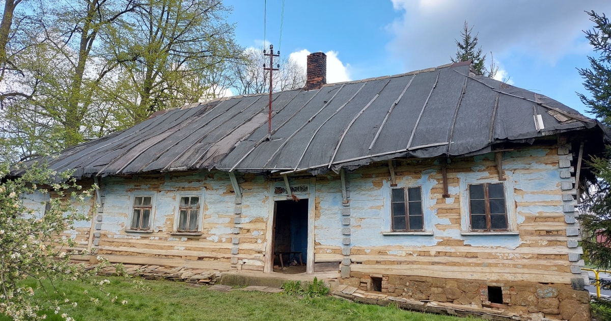 Stał przy zakopiance, trafi do Krakowa. Zabytkowy dom rozłożony na części [ZDJĘCIA]