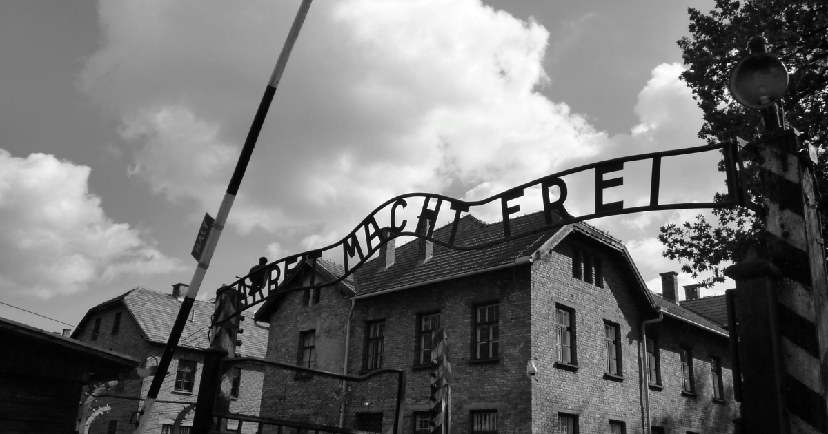 17-latek z Izraela hajlował pod bramą byłego obozu Auschwitz-Birkenau