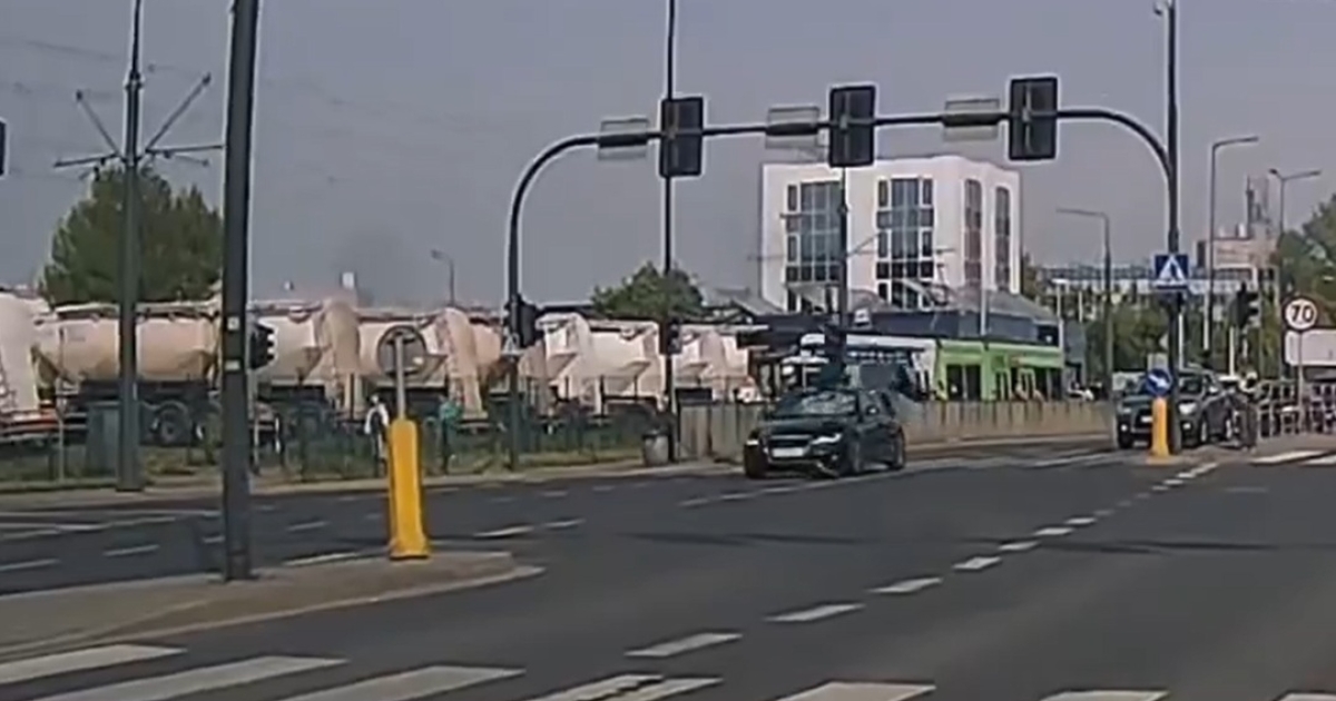 Wypadek na skrzyżowaniu. Mężczyzna odbił się od zderzaka i upadł na drogę [WIDEO]