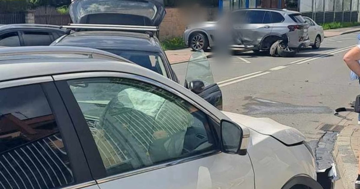 Wypadek na Bielanach. Zderzyło się kilka samochodów