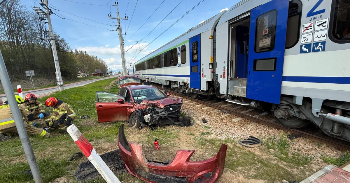 Zderzenie samochodu z pociągiem. Ruch kolejowy wstrzymany