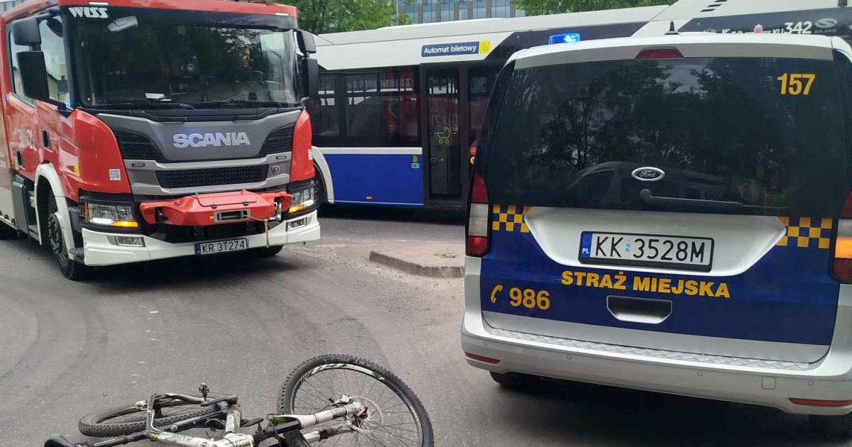 Rowerzysta potrącony na al. 29 Listopada. Pomocy udzielili strażnicy miejscy