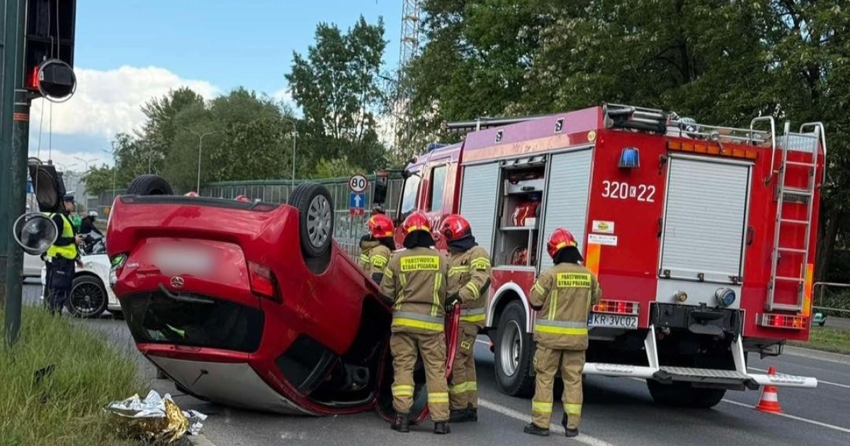 Dachowanie na al. Bora-Komorowskiego. Jedna osoba ranna