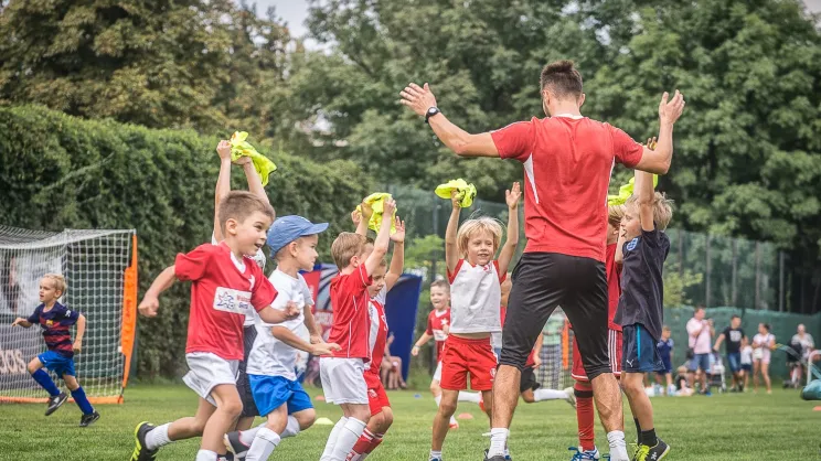 Dzieci w czasie treningu piłkarskiego