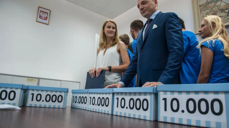 Łukasz Gibała z zebranymi podpisami, 2016 rok
