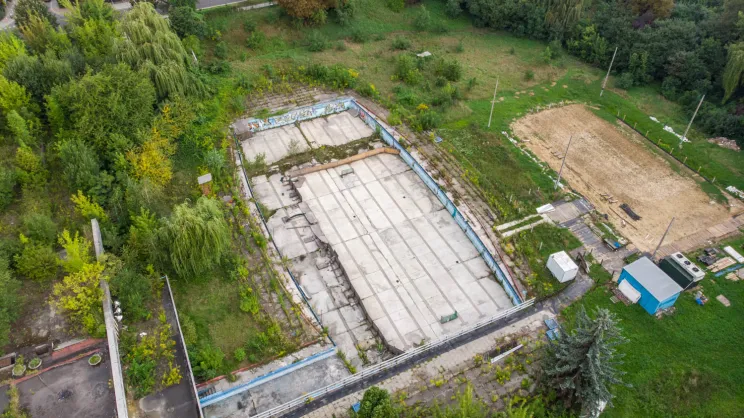 Pozostałości po basenie przy ul. Eisenberga przed budową nowego ośrodko sportowego