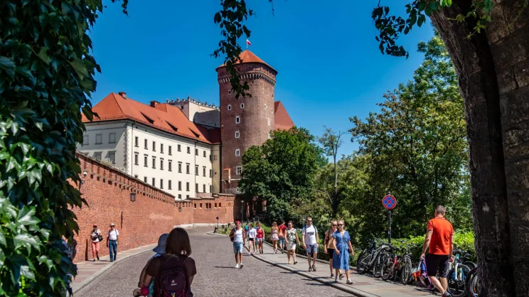 Turyści w drodze na Wawel