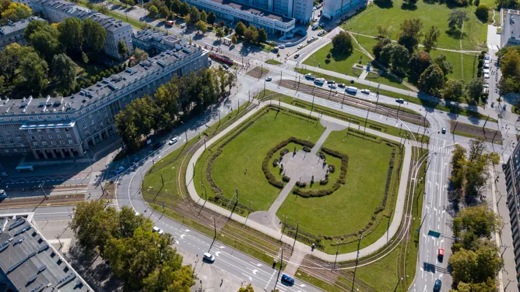 Plac Centralny i w tle pomnik Solidarności „Bądź wierny, idź”