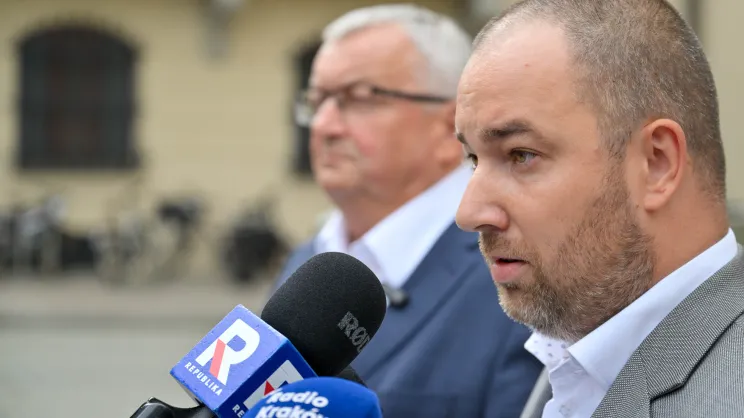 Na pierwszym planie radny Maciej Michałowski