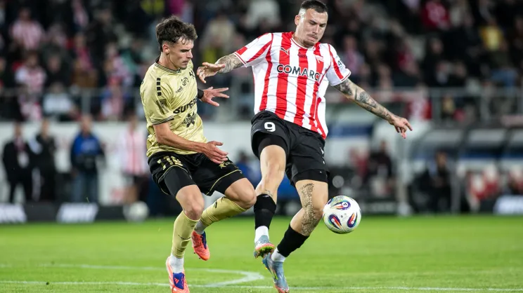 Cracovia - Górnik Zabrze. Po prawej Filip Stojilković