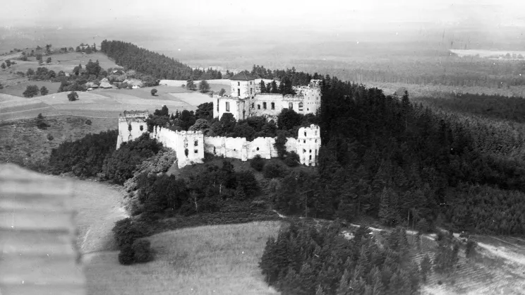 Zdjęcie lotnicze. Widok ruin zamku w Rudnie (1924)