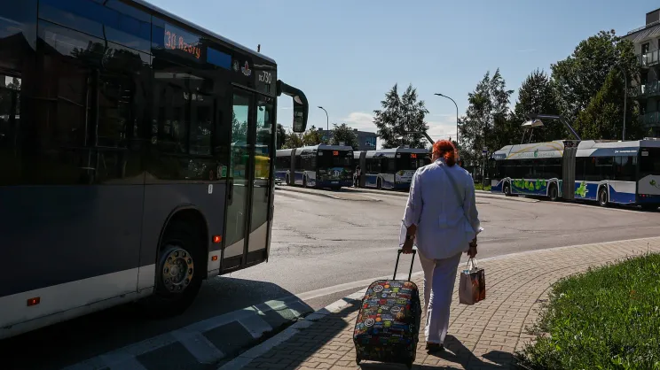 Pasażerka miejskiego autobusu