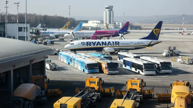 Widok na płytę postojową Kraków Airport