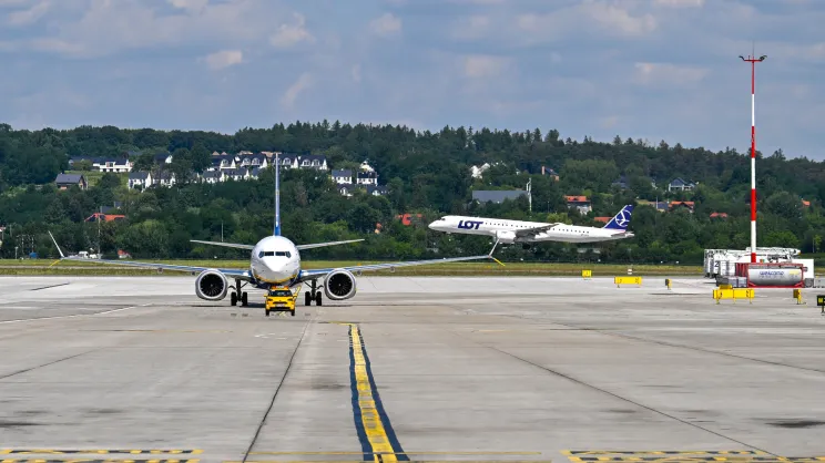 Płyta postojowa oraz startowa Kraków Airport