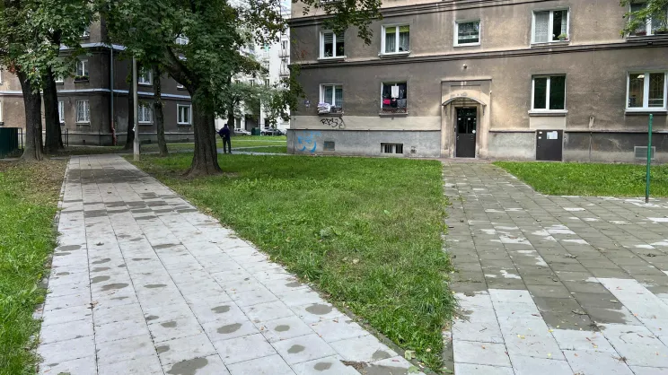 Chodnik na osiedlu C 10 w Nowej Hucie