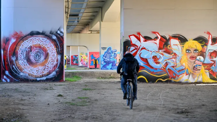 Grafftti na estakadzie kolejowej na Grzegórzkach