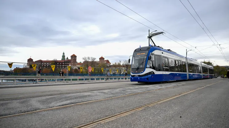 Testowy przejazd tramwaju po remontowanym moście Grunwaldzkim