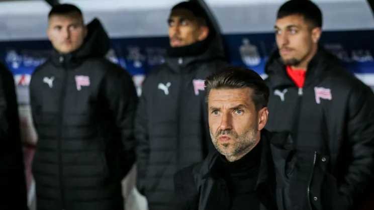 Mecz Cracovia - Raków Częstochowa. Na pierwszym planie trener Luka Elsner
