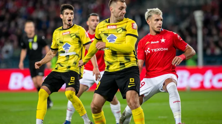 Mecz Wieczysta Kraków - Wisła Kraków. W środku Paweł Łysiak