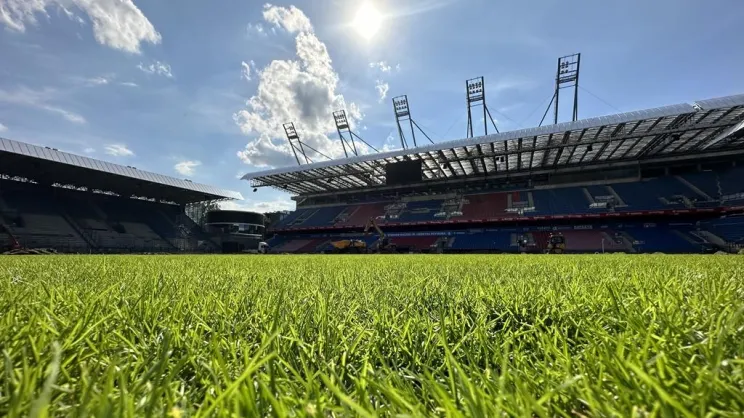Stadion Wisły Kraków. Między trybunami pawilon medialny z tarasem