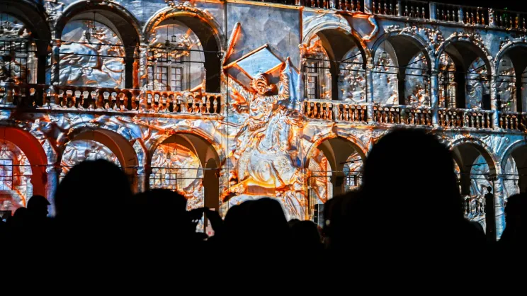 Nowy mapping na dziedzińcu arkadowym na Wawelu z okazji otwarcia nowej wystawy stałej Zbrojownia