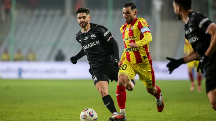Mecz Korona Kielce - Cracovia. Z lewej Ajdin Hasić