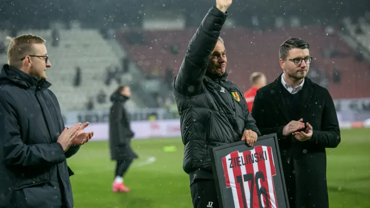 Jacek Zieliński odebrał od włodarzy Cracovii pamiątkową koszulkę