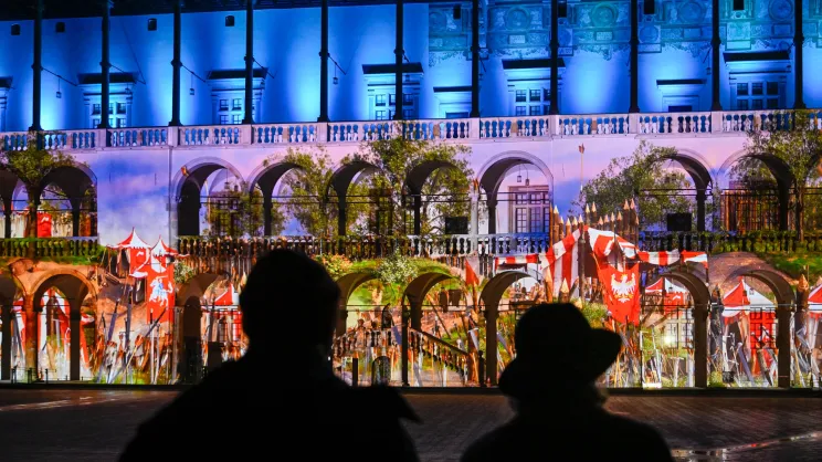 Nowy mapping na dziedzińcu arkadowym na Wawelu z okazji otwarcia nowej wystawy stałej Zbrojownia