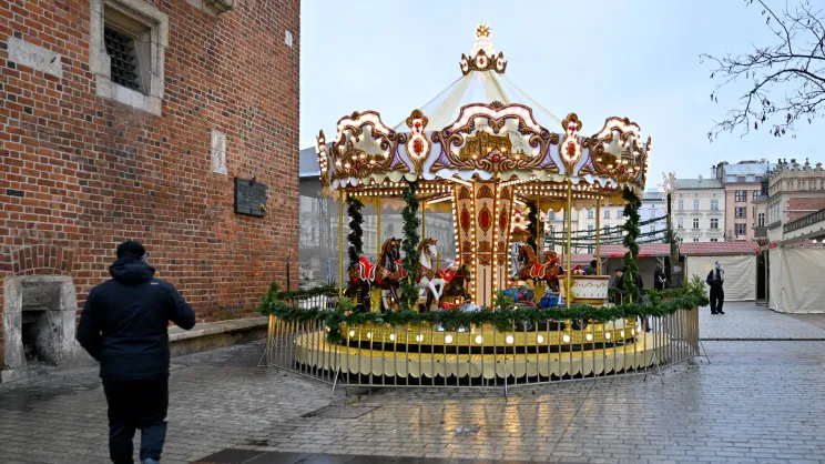 Przygotowania do otwarcia Jarmarku Bożonarodzeniowego na Rynku Głównym