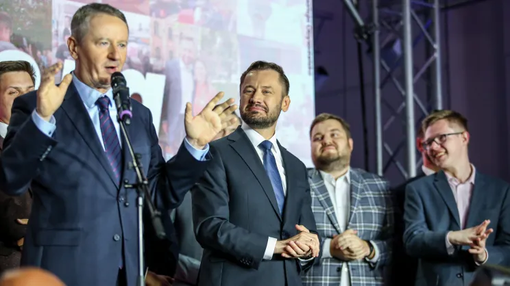Szczęsny Filipiak z Aleksandrem Miszalskim w trakcie wieczoru wyborczego w 2024 roku