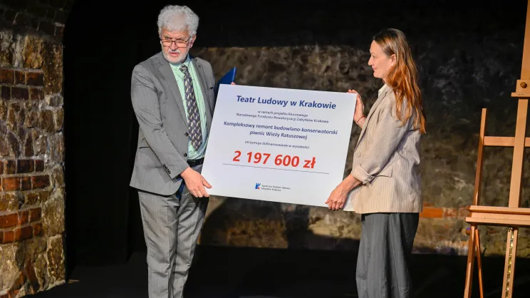 Przekazanie promesy na remont piwnic i teatru w podziemiach wieży ratuszowej