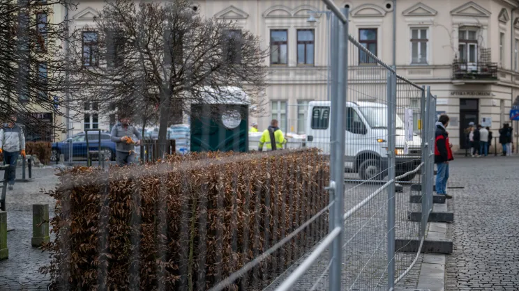 Nowe zieleńce na Placu Bohaterow Getta