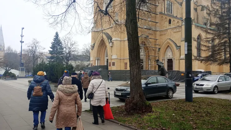 Spieszący się wierni, chcący pożegnać kard. Rysia 