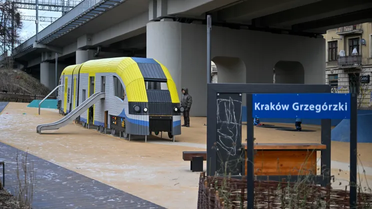 Wyczyszczona lokomotywa w parku kolejowym
