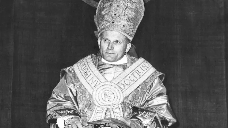 Biskup Karol Wojtyła w dniu ingresu ubrany w racjonał św. Jadwigi 