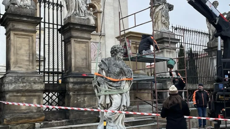 Wymiana cokołu pod jedną z figur 