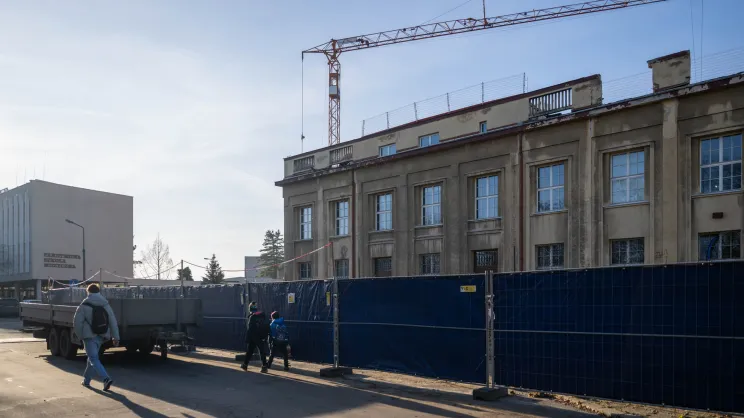 Wycięte drzewa przy Muzeum Nowej Huty