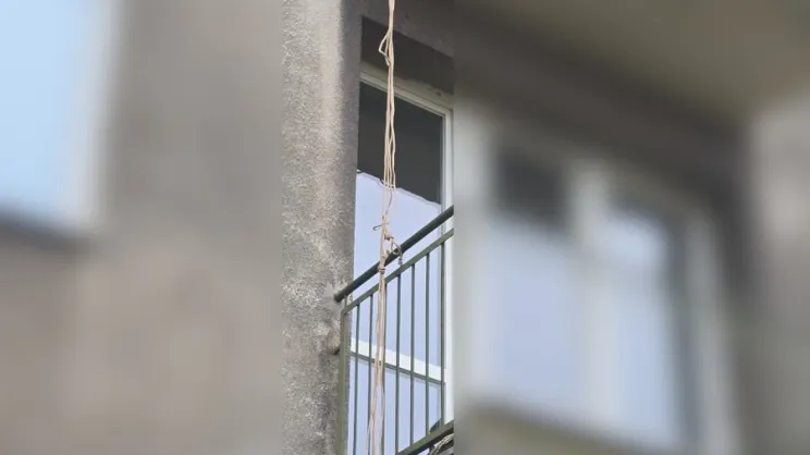Z tego balkonu wyskoczył poszukiwany mężczyzna