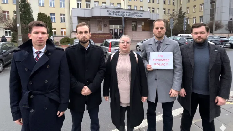 Konferencja działaczy Konfederacji przed Szpitalem im. Narutowicza