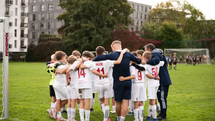 Trening młodych piłkarzy