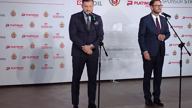 Dawid Błaszczykowski (z prawej) i Daniel Obajtek w czasie ogłoszenia umowy Wisły z Orlenem