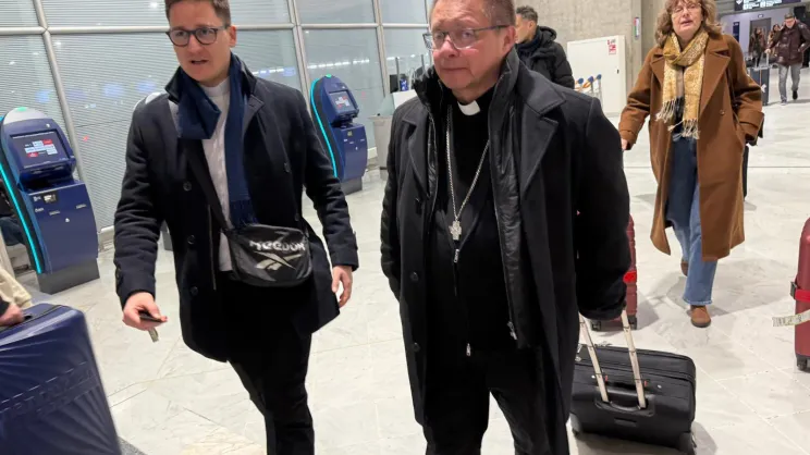 Kard. Grzegorz Ryś na lotnisku 